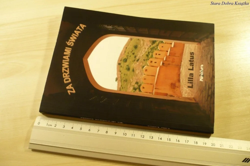 ZA DRZWIAMI ŚWIATA - Lilla Latus (2012) Obniżka ceny